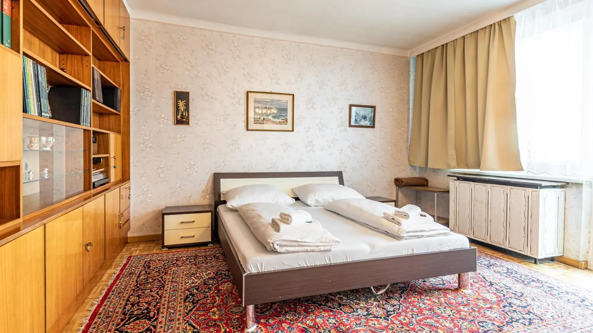 Vintage, View & Balcony By Jr City Apartments location